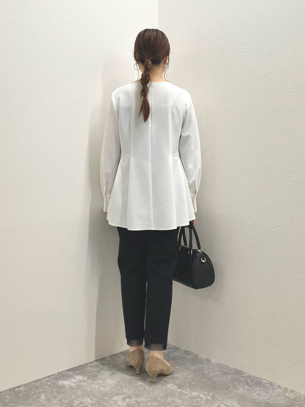 ホワイト系のシャツ/ブラウス、ブルー系のその他パンツ、ブラック系のショルダーバッグを着用したレディースの冬コーディネートの4枚目の写真