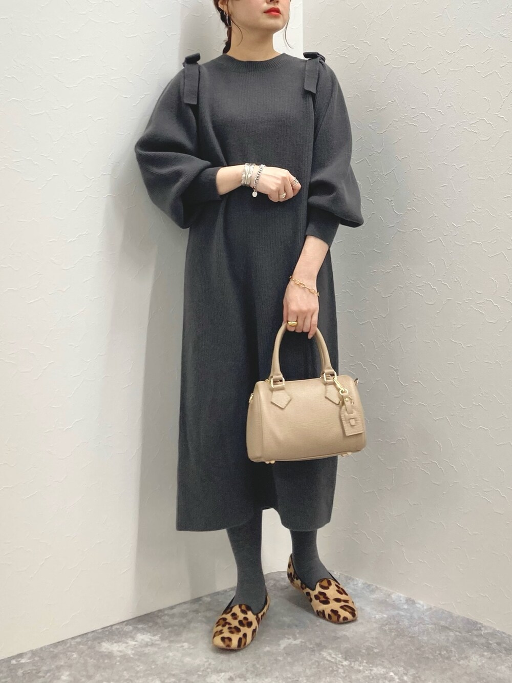 「リボン、フラットシューズ、ニットワンピース、ミニボストン、低身長、ワンピーススタイル、低身長コーデ、ひざ下丈、グレーワンピース、152cm」｜「NOLLEY’Sの《手洗い可能》MUSICパフスリーブニットワンピース（ワンピース、グレー系）」を使った、nol murakamiさん（レディース・152cm）の秋コーディネートの5枚目の写真