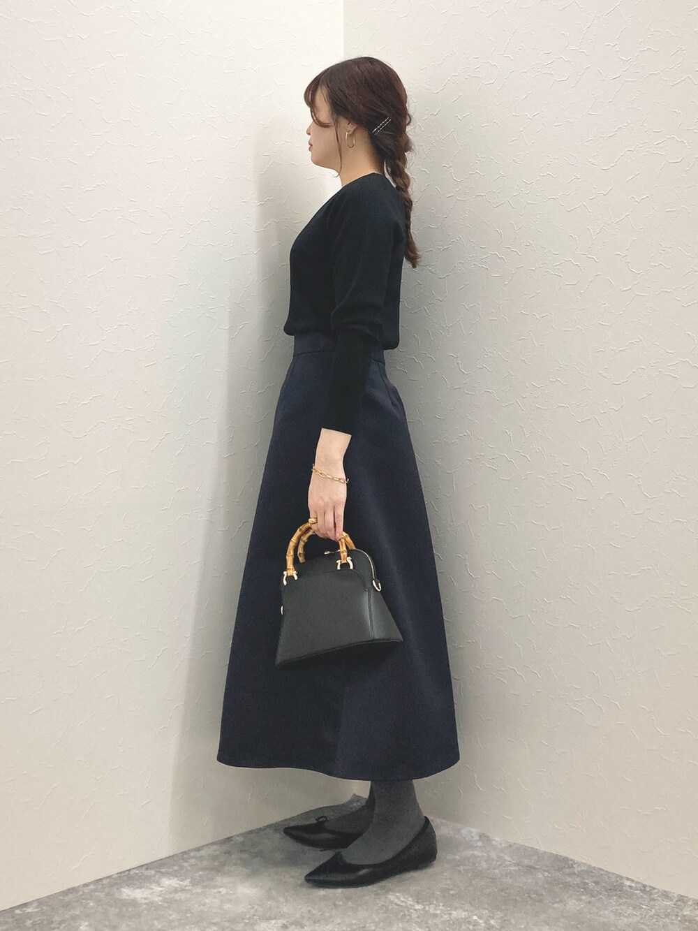 「低身長、低身長コーデ、150cm台コーデ、152cm、スカートスタイル、サテンスカート、Aラインスカート」｜「NOLLEY’Sの16Gゴム地シャイニーVネックプルオーバーニット（ニット/セーター、ブラック系）」を使った、nol murakamiさん（レディース・152cm）の冬コーディネートの2枚目の写真