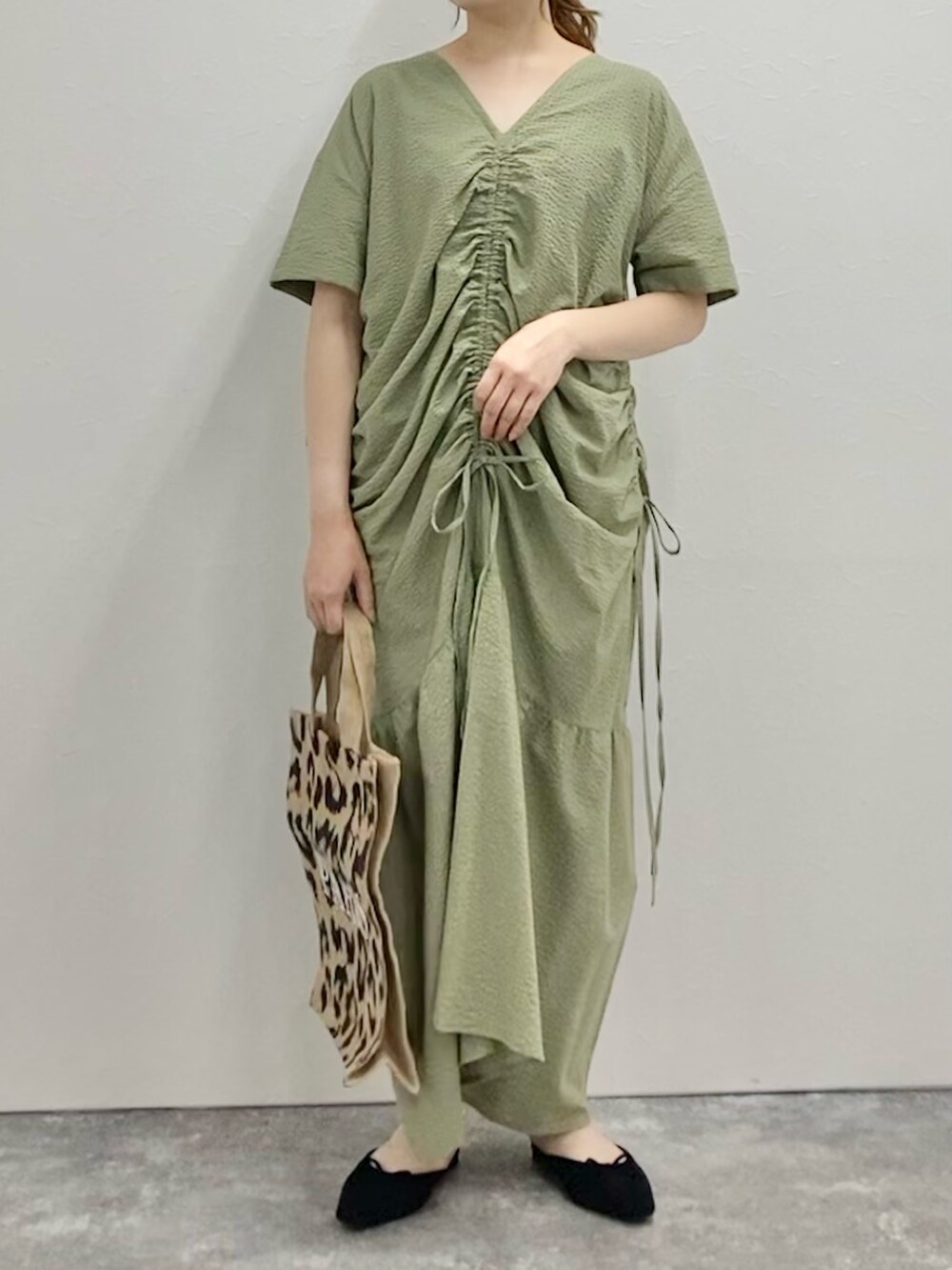 「低身長、低身長コーデ、152cm、ワンピース、ワンピーススタイル、ロングワンピース、夏コーデ、大人カジュアル、カーキ、オリーブ、ドロスト」｜「NOLLEY’Sの◇【WEB限定】ドロストギャザーワンピース（ワンピース、グリーン系）」を使った、nol murakamiさん（レディース・152cm）の夏コーディネートの6枚目の写真