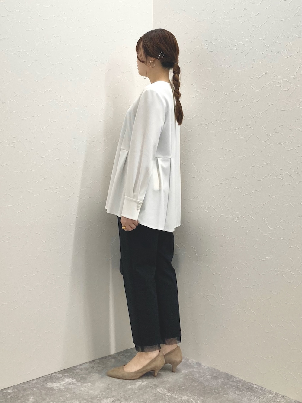 ホワイト系のシャツ/ブラウス、ブルー系のその他パンツ、ブラック系のショルダーバッグを着用したレディースの冬コーディネートの3枚目の写真