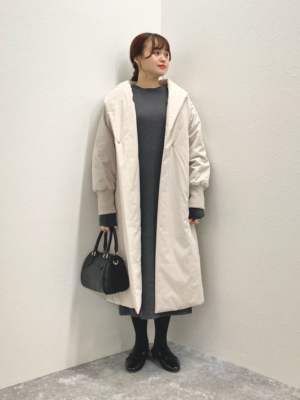 「ワンピース、中綿コート、ショールカラー、ニットワンピース、ロングコート、中綿アウター、低身長、低身長コーデ、ベージュコート、152cm」｜「NOLLEY’Sのショールカラー中綿コート（その他アウター、ベージュ系）」を使った、nol murakamiさん（レディース・152cm）の秋コーディネートの2枚目の写真