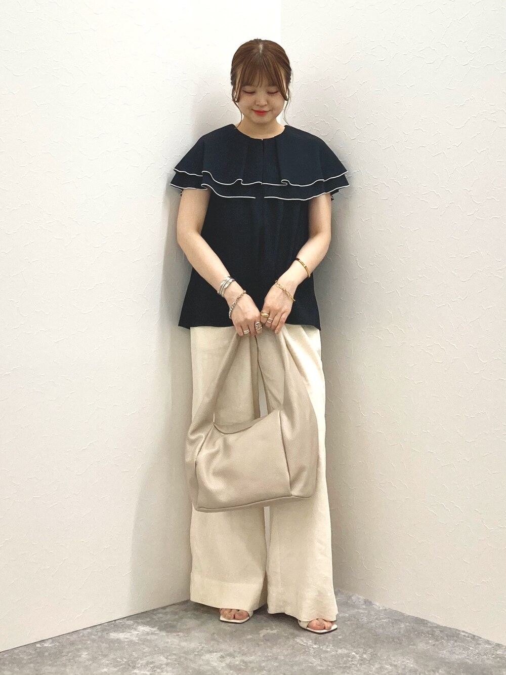ブラック系のシャツ/ブラウス、ホワイト系のその他パンツ、ベージュ系のショルダーバッグを着用したレディースの夏コーディネートの7枚目の写真