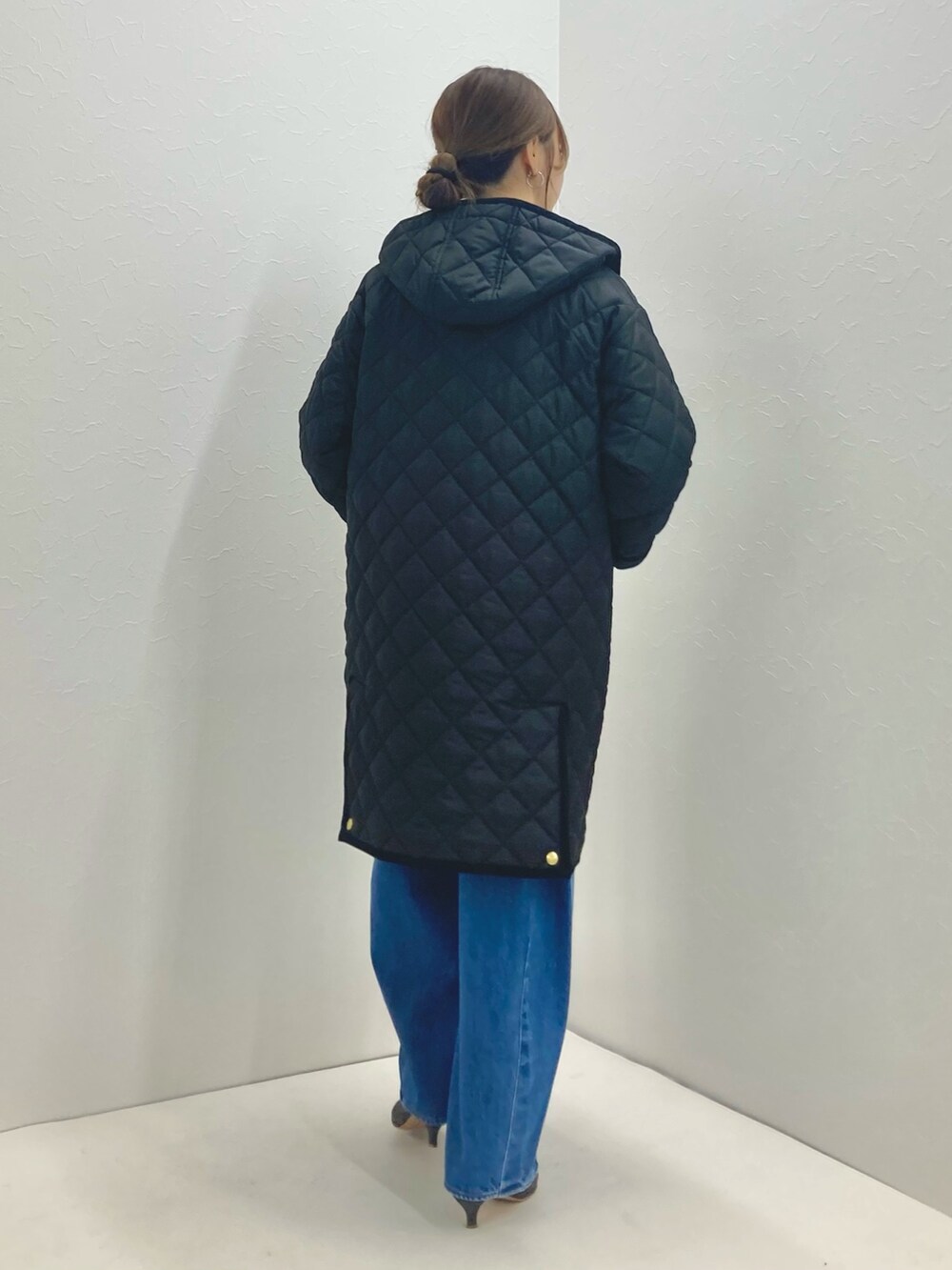 「低身長、低身長コーデ、152cm、キルティングジャケット、中綿ジャケット、ロングコート、Traditional Weatherwear、デニムパンツ、ブラック、フードコート」｜「NOLLEY’Sの◇【WEB限定】【TRADITIONAL WEATHERWEAR】ARKLEY LONG A-LINEノーリーズ別注（その他アウター、ブラック系）」を使った、nol murakamiさん（レディース・152cm）の夏コーディネートの4枚目の写真