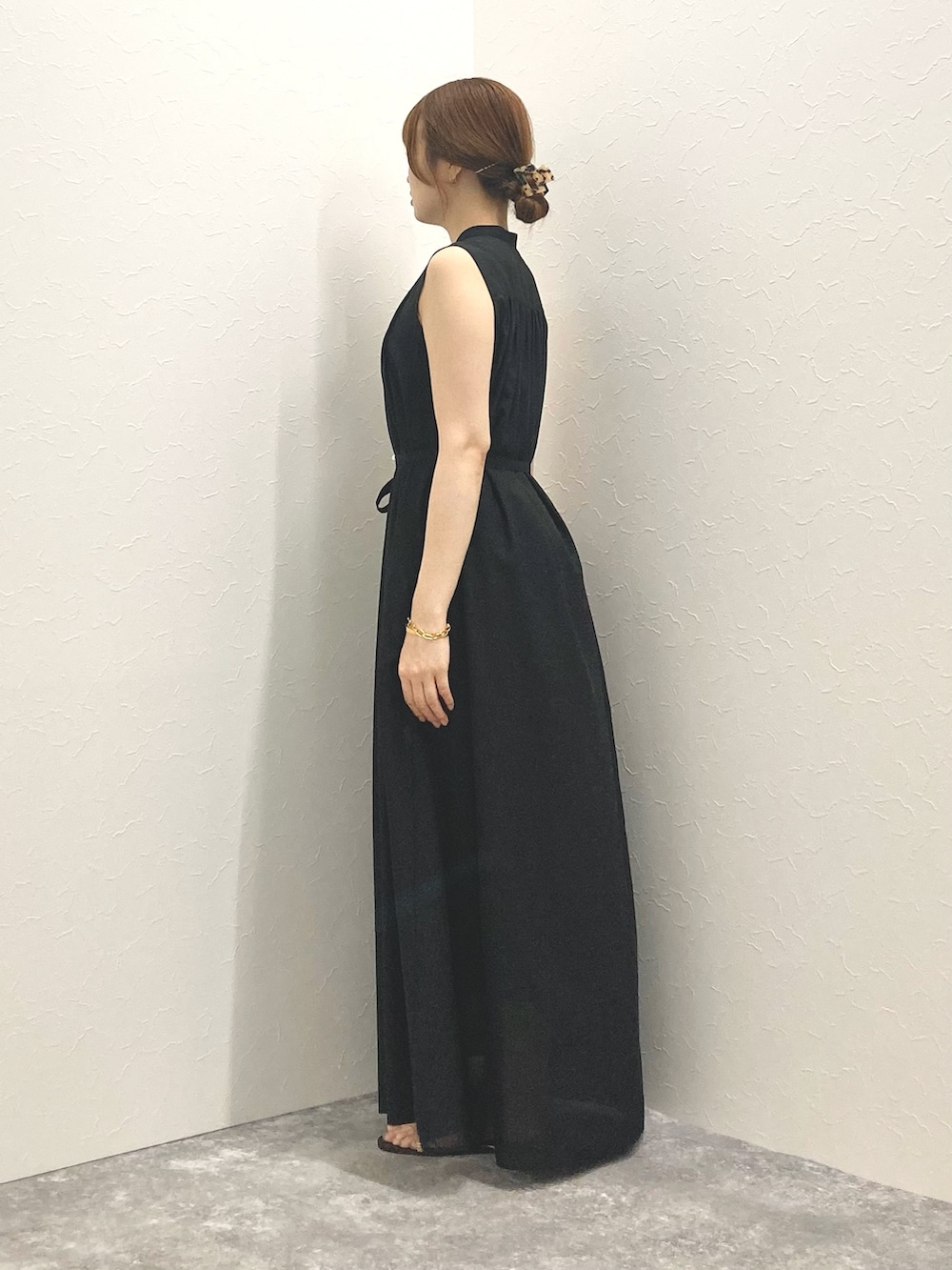 「NOLLEY’Sのウォッシャブルピンタックシャツワンピース（シャツワンピース、ブラック系）」を使った、nol murakamiさん（レディース・152cm）の夏コーディネートの3枚目の写真