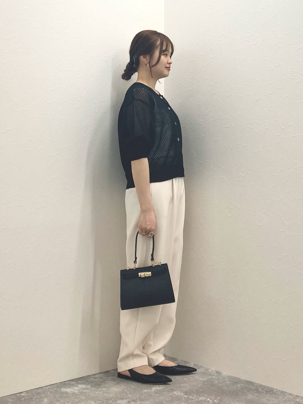 ブラック系のカーディガン/ボレロ、ホワイト系のその他パンツ、ブラック系のショルダーバッグを着用したレディースの春コーディネートの5枚目の写真