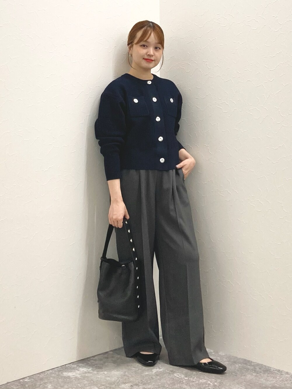 ブラック系のショルダーバッグ、ブラック系のパンプス、ブルー系のカーディガン/ボレロを着用したレディースの秋コーディネートの9枚目の写真