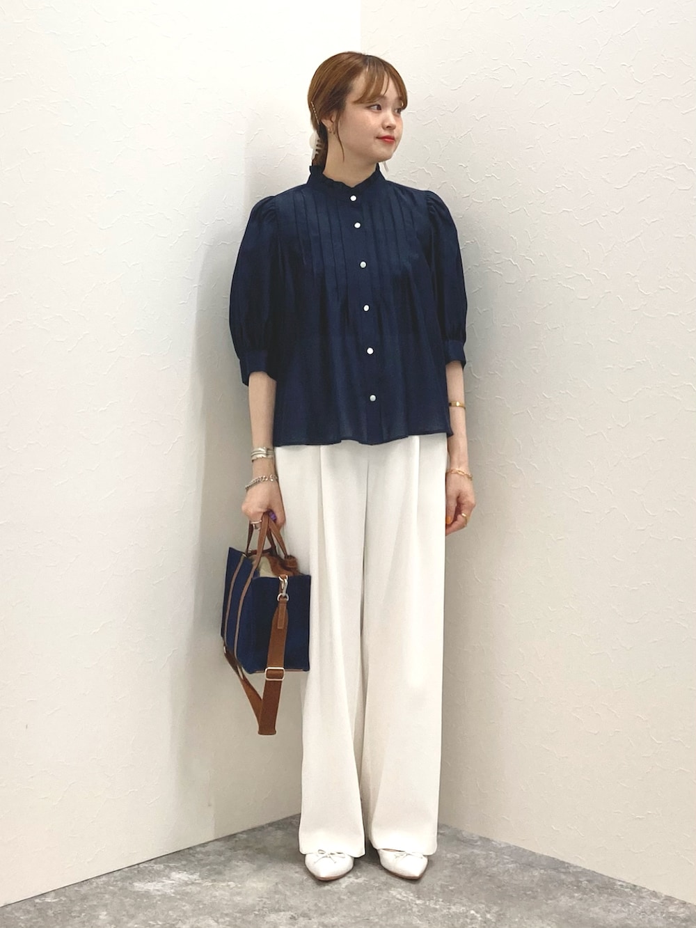 「NOLLEY’Sの《セットアップ対応》ウォッシャブルツイルイージーパンツ（その他パンツ、ホワイト系）」を使った、nol murakamiさん（レディース・152cm）の夏コーディネートの3枚目の写真