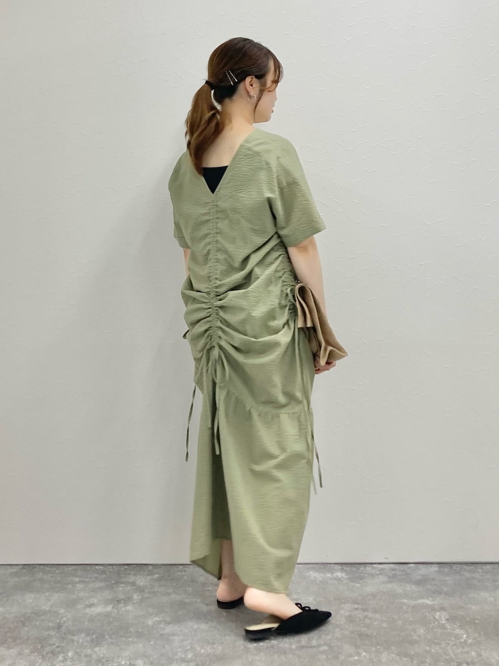「低身長、低身長コーデ、152cm、ワンピース、ワンピーススタイル、ロングワンピース、夏コーデ、大人カジュアル、カーキ、オリーブ、ドロスト」｜「NOLLEY’Sの◇【WEB限定】ドロストギャザーワンピース（ワンピース、グリーン系）」を使った、nol murakamiさん（レディース・152cm）の夏コーディネートの3枚目の写真