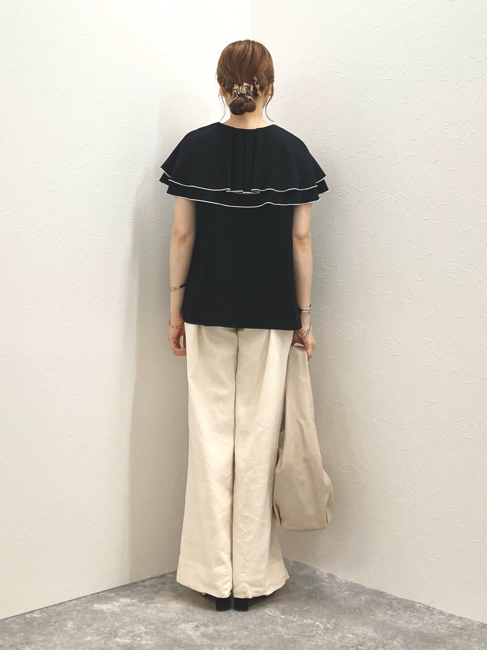 ブラック系のシャツ/ブラウス、ホワイト系のその他パンツ、ベージュ系のショルダーバッグを着用したレディースの夏コーディネートの5枚目の写真
