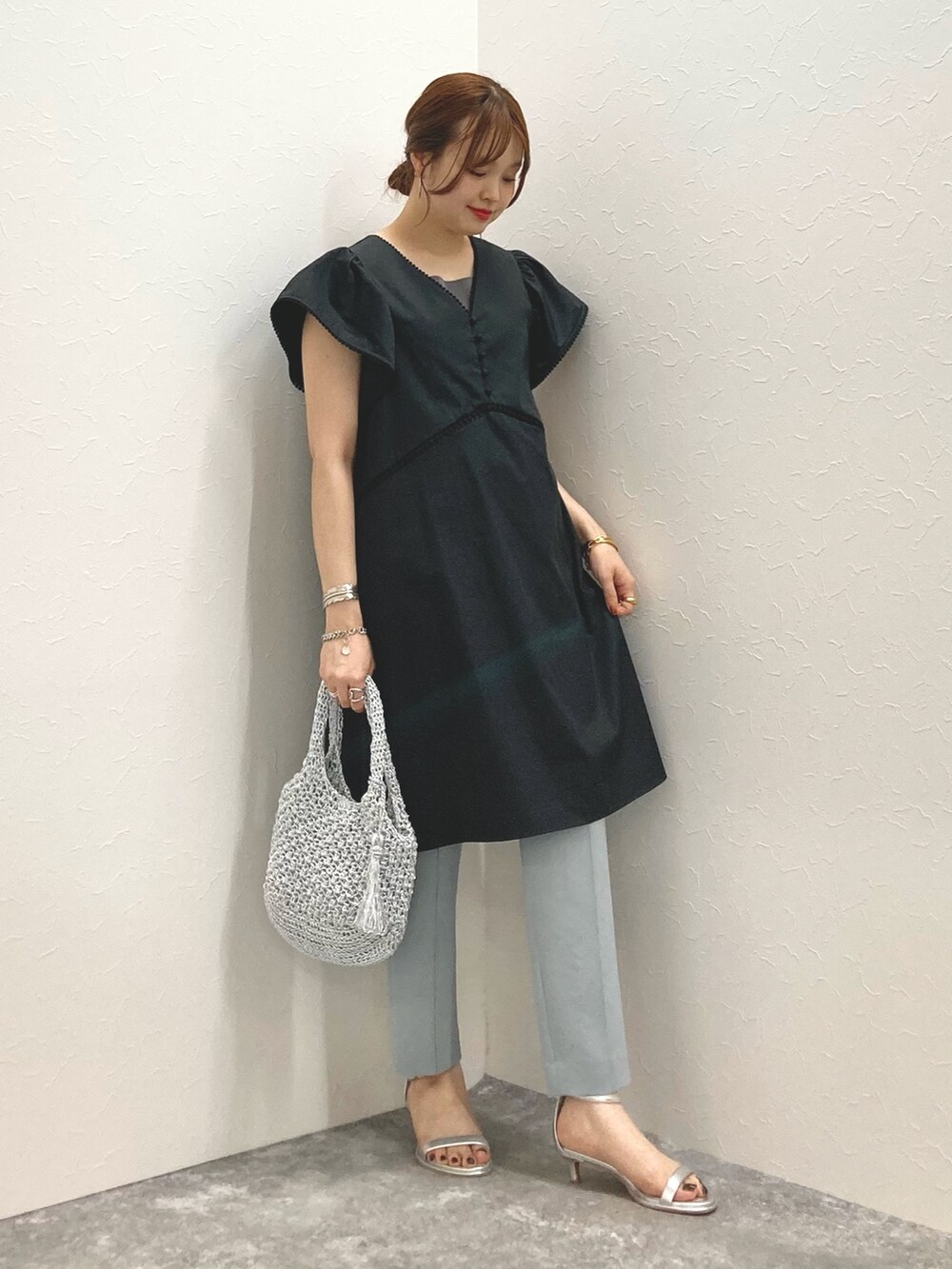 ブラック系のワンピース、ブルー系のその他パンツ、シルバー系のトートバッグを着用したレディースの夏コーディネートの7枚目の写真