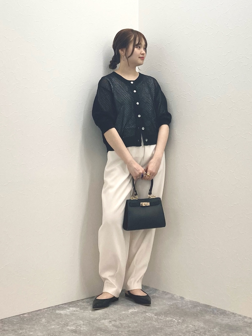 ブラック系のカーディガン/ボレロ、ホワイト系のその他パンツ、ブラック系のショルダーバッグを着用したレディースの春コーディネートの6枚目の写真