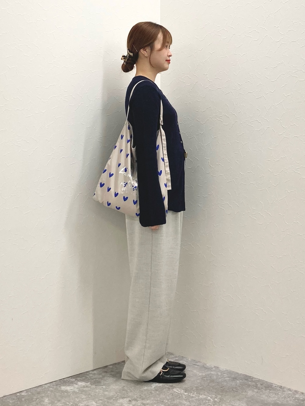 グレー系のその他パンツ、ブルー系のエコバッグ/サブバッグ、ブルー系のカーディガン/ボレロを着用したレディースの冬コーディネートの5枚目の写真