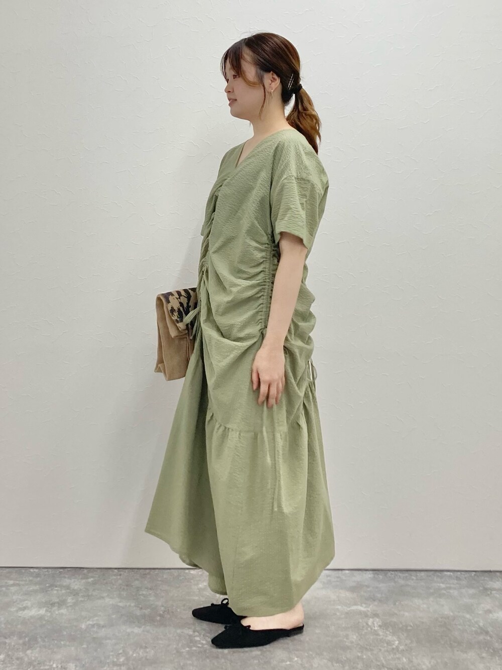 「低身長、低身長コーデ、152cm、ワンピース、ワンピーススタイル、ロングワンピース、夏コーデ、大人カジュアル、カーキ、オリーブ、ドロスト」｜「NOLLEY’Sの◇【WEB限定】ドロストギャザーワンピース（ワンピース、グリーン系）」を使った、nol murakamiさん（レディース・152cm）の夏コーディネートの2枚目の写真