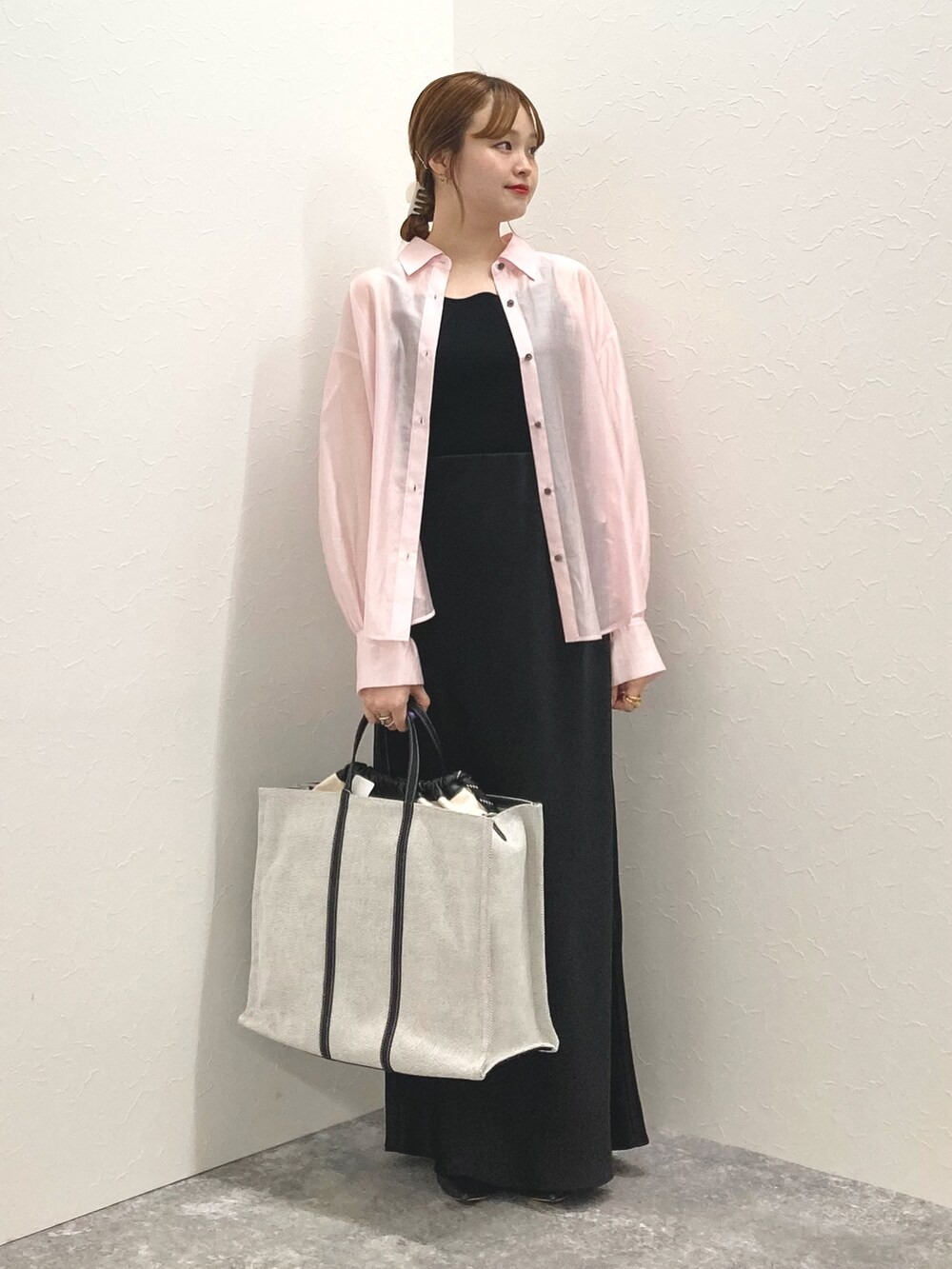 「NOLLEY’Sの◇【WEB限定】デザインサテンバイアスタイトスカート（スカート、ブラック系）」を使った、nol murakamiさん（レディース・152cm）の夏コーディネートの2枚目の写真