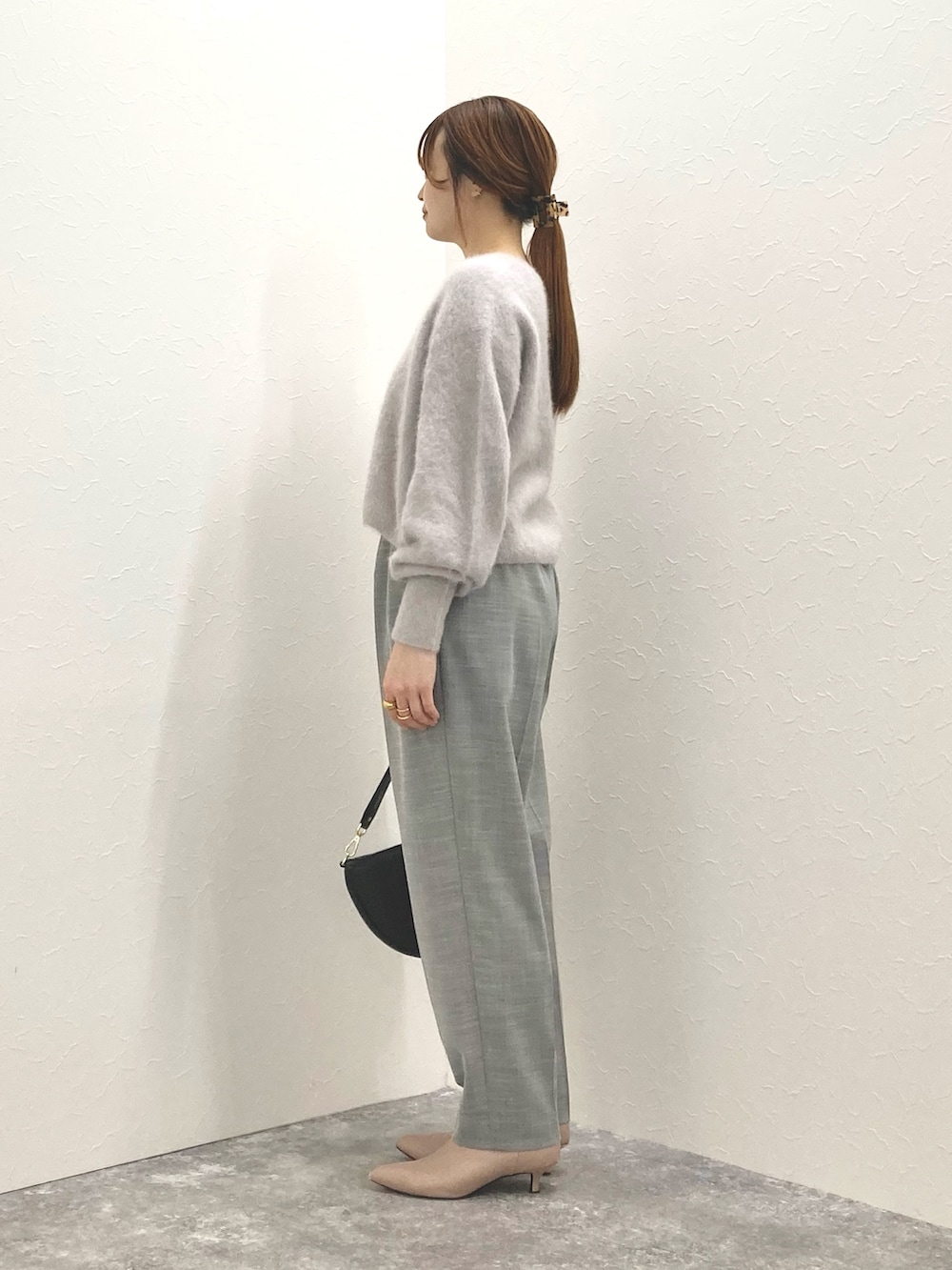 ベージュ系のニット/セーター、ブラック系のショルダーバッグ、グレー系のその他パンツを着用したレディースの冬コーディネートの3枚目の写真