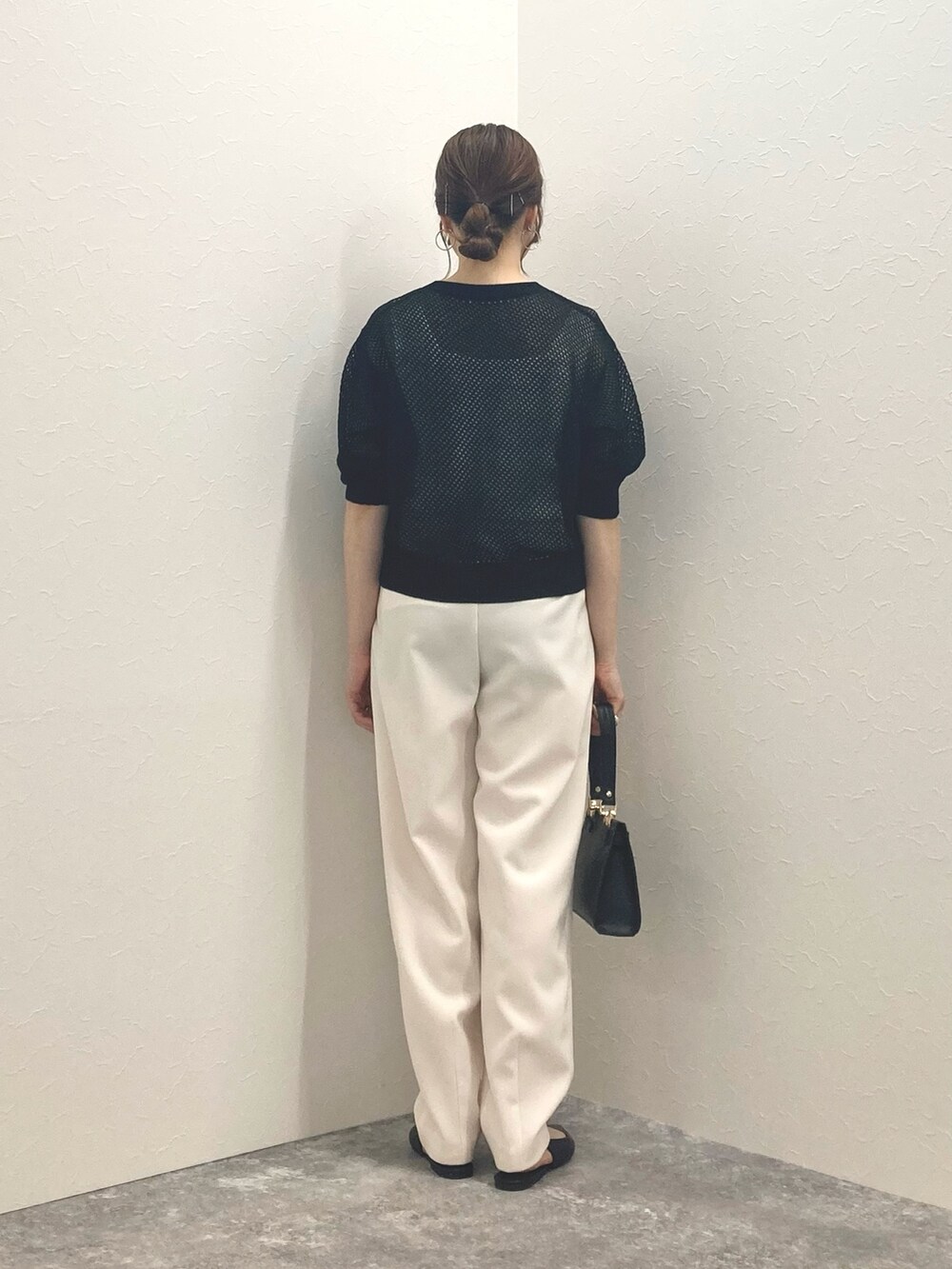 ブラック系のカーディガン/ボレロ、ホワイト系のその他パンツ、ブラック系のショルダーバッグを着用したレディースの春コーディネートの4枚目の写真