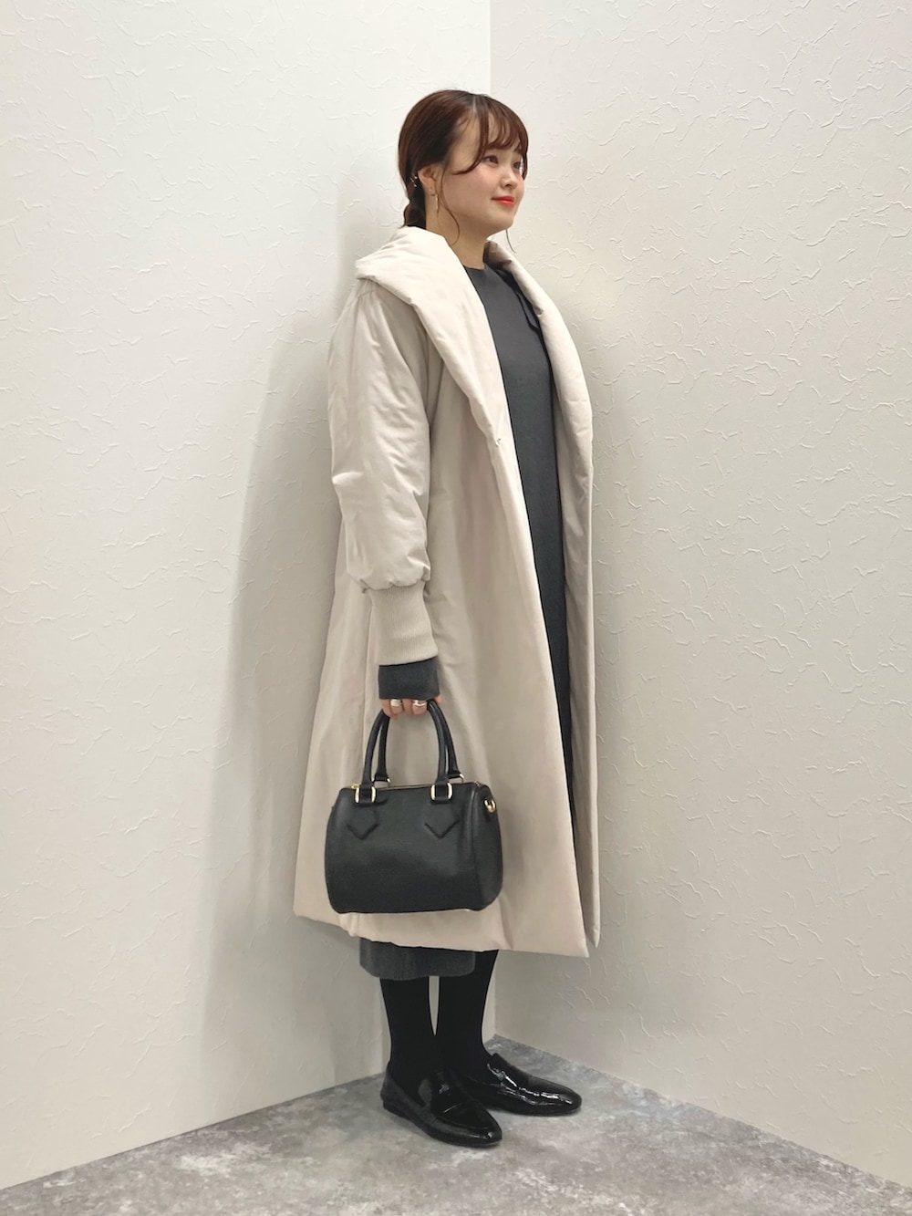 「ワンピース、中綿コート、ショールカラー、ニットワンピース、ロングコート、中綿アウター、低身長、低身長コーデ、ベージュコート、152cm」｜「NOLLEY’Sのショールカラー中綿コート（その他アウター、ベージュ系）」を使った、nol murakamiさん（レディース・152cm）の秋コーディネートの5枚目の写真