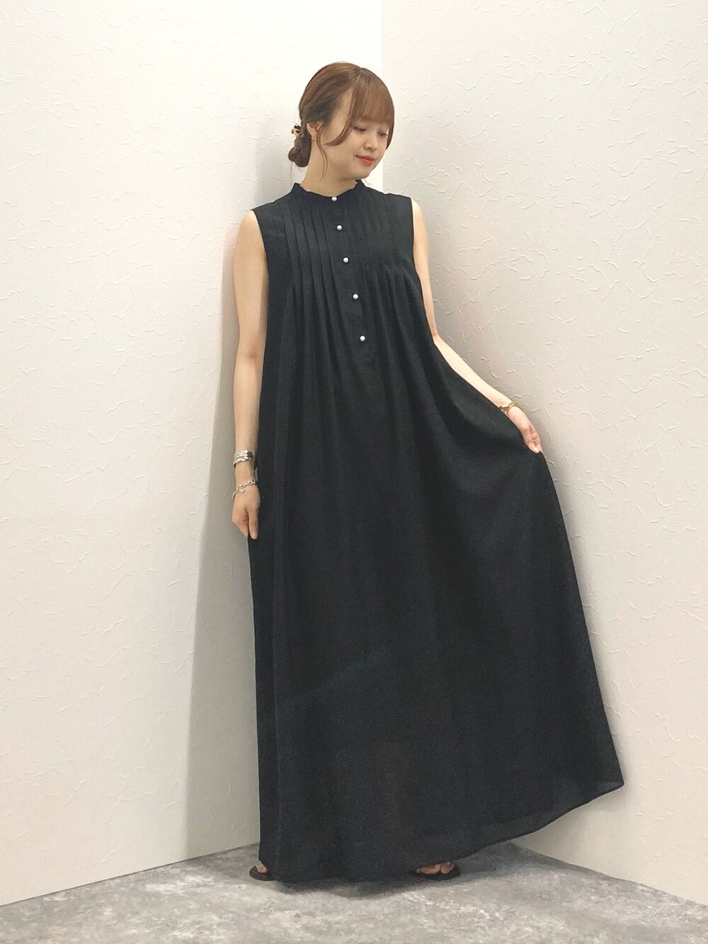 「NOLLEY’Sのウォッシャブルピンタックシャツワンピース（シャツワンピース、ブラック系）」を使った、nol murakamiさん（レディース・152cm）の夏コーディネートの9枚目の写真