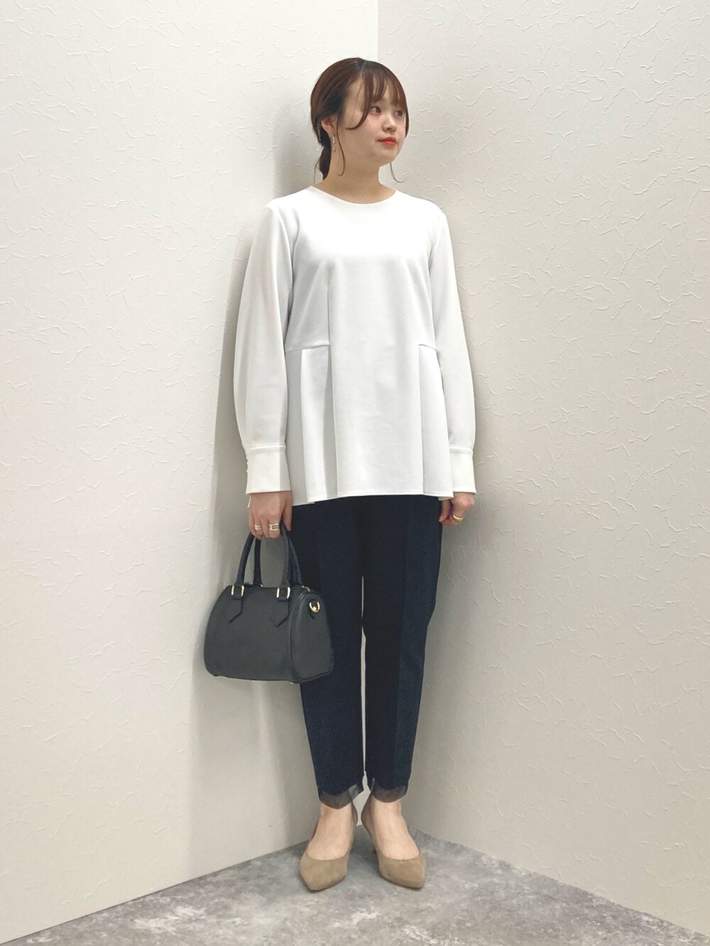 ホワイト系のシャツ/ブラウス、ブルー系のその他パンツ、ブラック系のショルダーバッグを着用したレディースの冬コーディネートの2枚目の写真