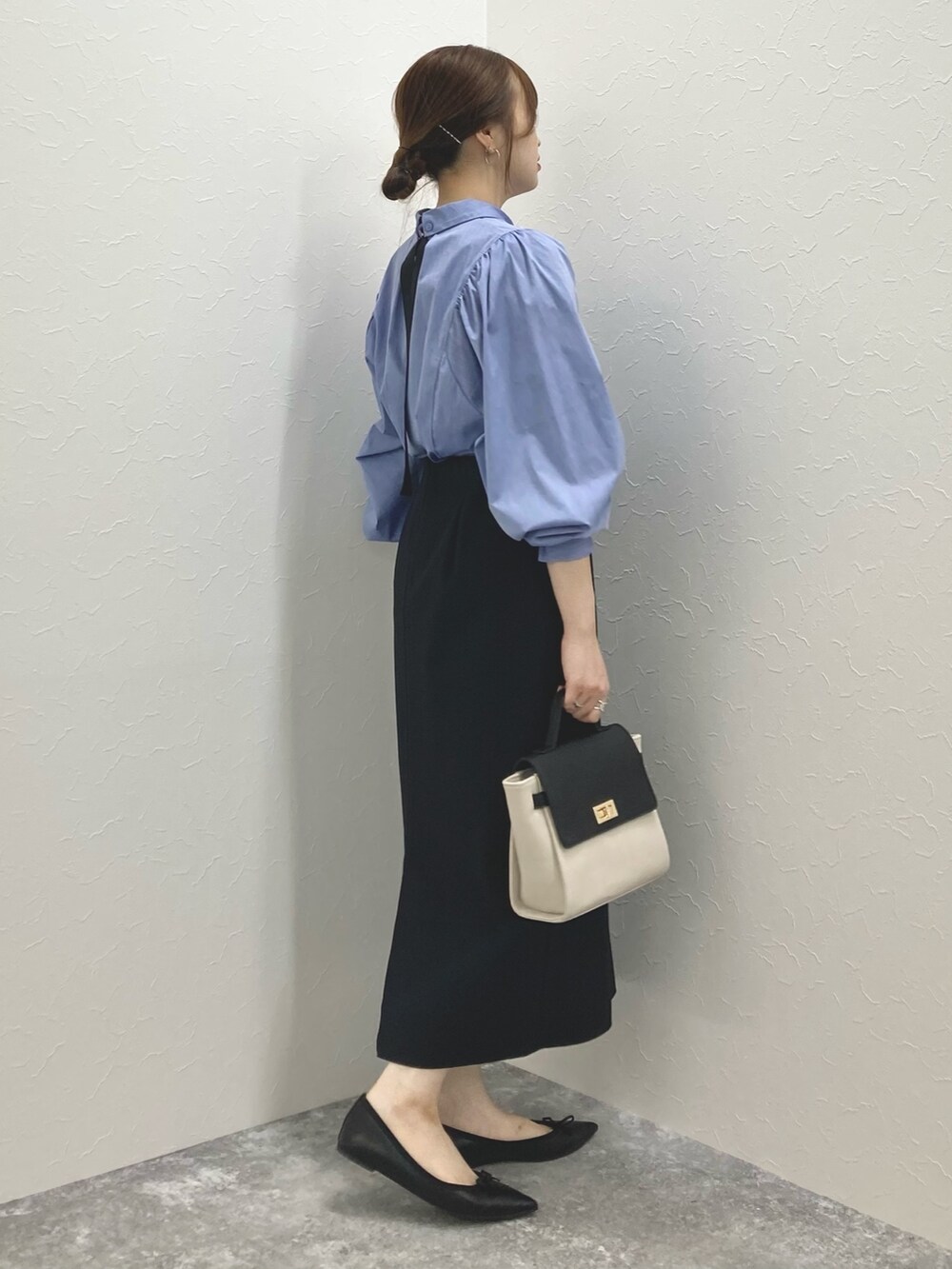 「低身長、低身長コーデ、152cm、スカートスタイル、袖ボリューム、バックリボン、タイトスカート、ハンドバッグ、フラットシューズ」｜「NOLLEY’Sのロールネックバックリボンギャザーブラウス（シャツ/ブラウス、ブルー系）」を使った、nol murakamiさん（レディース・152cm）の秋コーディネートの7枚目の写真
