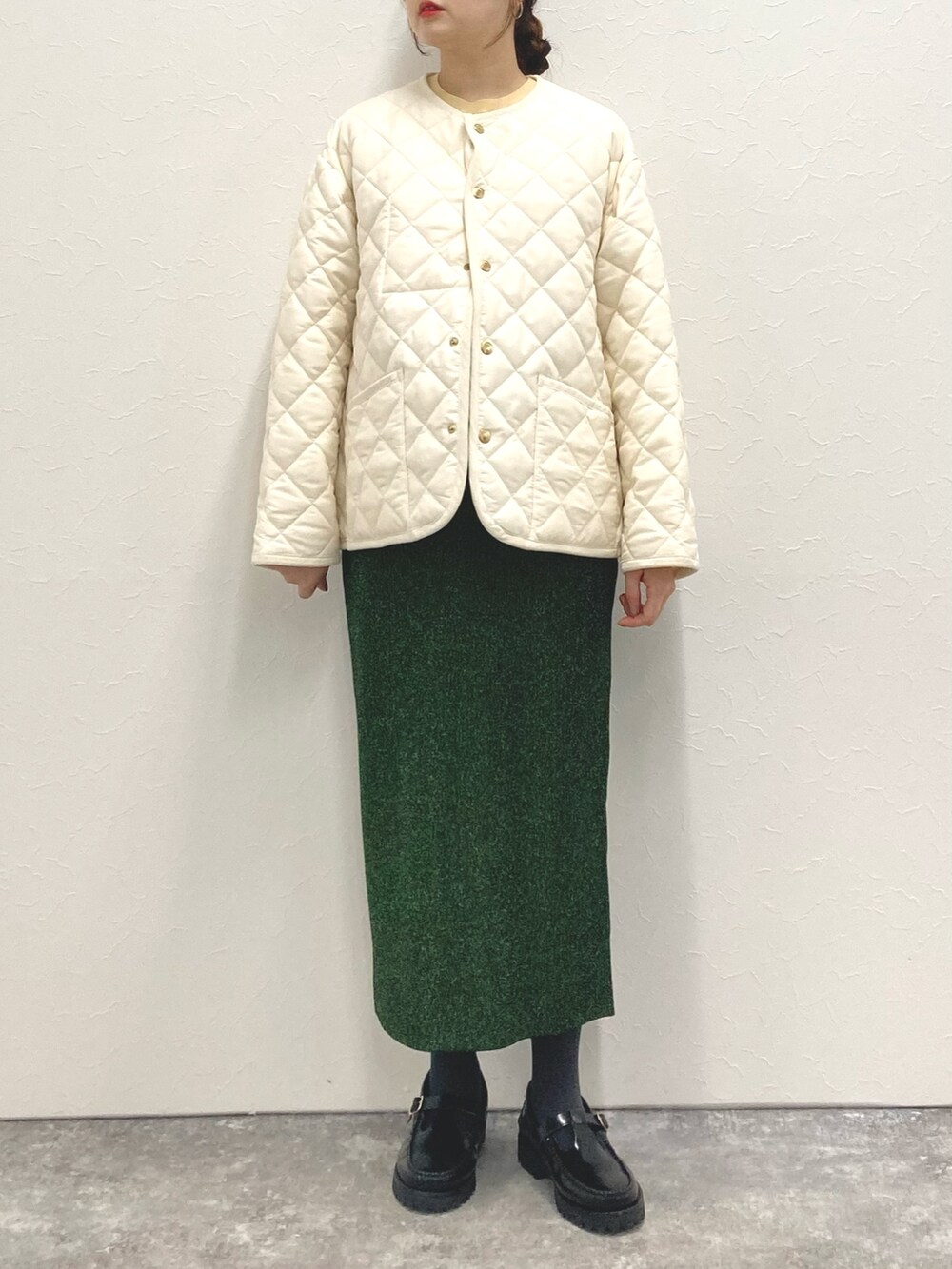 「低身長、低身長コーデ、152cm、Traditional Weatherwear、トラディショナルウェザーウエア、キルティングジャケット、ノーカラージャケット、ショートアウター、タイトスカート、ニットスカート」｜「Rie Millerの《セットアップ対応》ラメ畦タイトスカート（スカート、グリーン系）」を使った、nol murakamiさん（レディース・152cm）の秋コーディネートの8枚目の写真