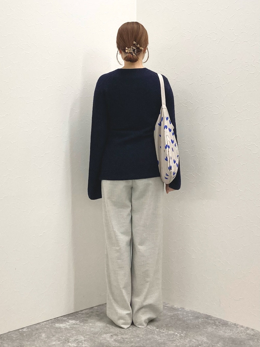 グレー系のその他パンツ、ブルー系のエコバッグ/サブバッグ、ブルー系のカーディガン/ボレロを着用したレディースの冬コーディネートの4枚目の写真