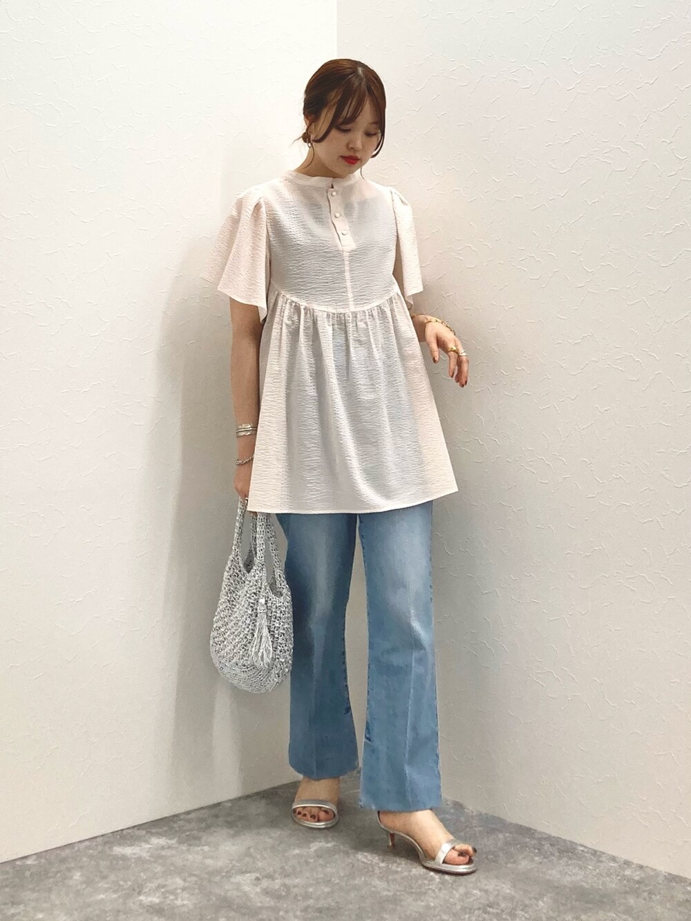 ピンク系のシャツ/ブラウス、ブルー系のデニムパンツ、シルバー系のサンダルを着用したレディースの夏コーディネートの7枚目の写真