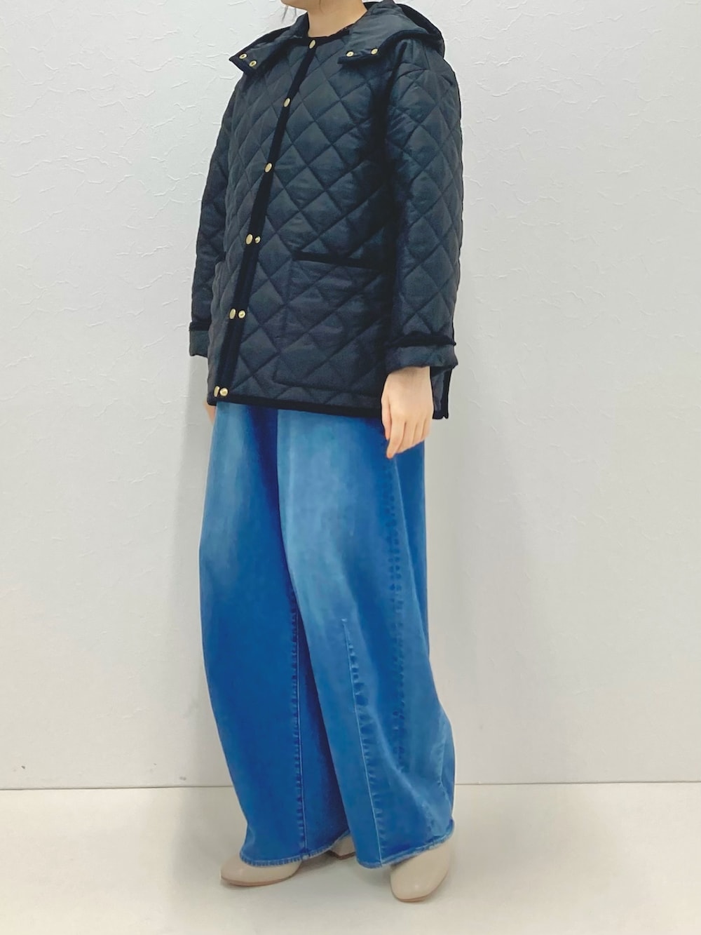 「低身長、低身長コーデ、152cm、キルティングジャケット、ショートアウター、中綿アウター、中綿ジャケット、Traditional Weatherwear、ブラック、カジュアルコーデ、フードアウター」｜「NOLLEY’Sの【TRADITIONAL WEATHERWEAR】ARKLEY MID A-LINEノーリーズ別注（ブルゾン、ブラック系）」を使った、nol murakamiさん（レディース・152cm）の夏コーディネートの2枚目の写真