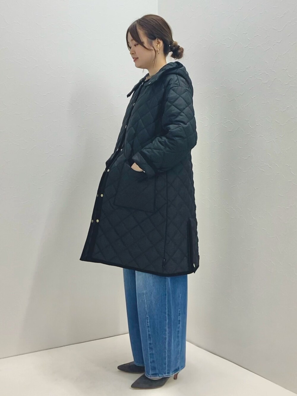 「低身長、低身長コーデ、152cm、キルティングジャケット、中綿ジャケット、ロングコート、Traditional Weatherwear、デニムパンツ、ブラック、フードコート」｜「NOLLEY’Sの◇【WEB限定】【TRADITIONAL WEATHERWEAR】ARKLEY LONG A-LINEノーリーズ別注（その他アウター、ブラック系）」を使った、nol murakamiさん（レディース・152cm）の夏コーディネートの3枚目の写真