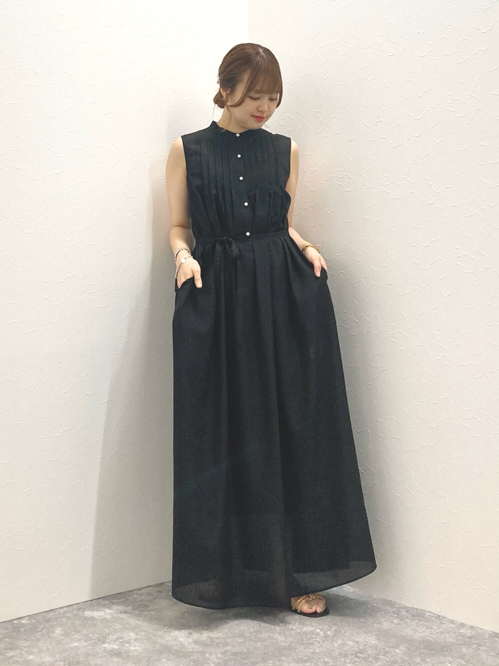 「NOLLEY’Sのウォッシャブルピンタックシャツワンピース（シャツワンピース、ブラック系）」を使った、nol murakamiさん（レディース・152cm）の夏コーディネートの6枚目の写真