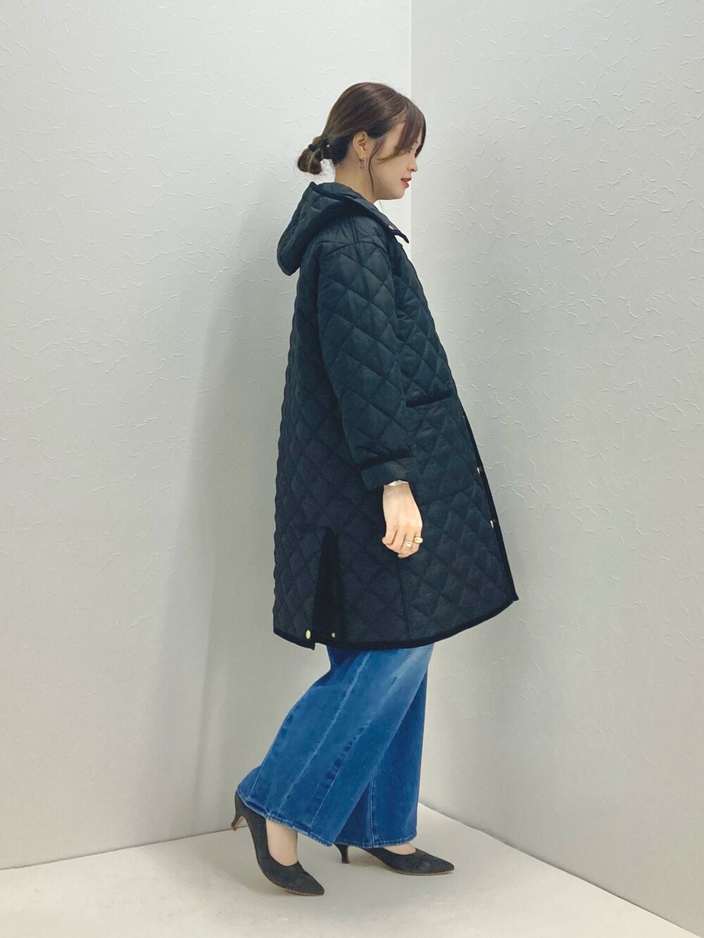 「低身長、低身長コーデ、152cm、キルティングジャケット、中綿ジャケット、ロングコート、Traditional Weatherwear、デニムパンツ、ブラック、フードコート」｜「NOLLEY’Sの◇【WEB限定】【TRADITIONAL WEATHERWEAR】ARKLEY LONG A-LINEノーリーズ別注（その他アウター、ブラック系）」を使った、nol murakamiさん（レディース・152cm）の夏コーディネートの6枚目の写真