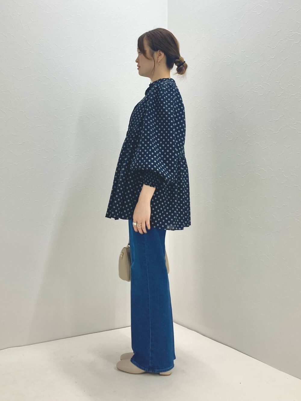 「低身長、低身長コーデ、152cm、ドット、デニムパンツ、センタープレスパンツ、シャーリング、前後2way、ボストンバッグ、ブーツ、パンツスタイル」｜「AULENTTIの【AULENTTI/ オーレンティ】ミニボストンバッグ（ショルダーバッグ、ベージュ系）」を使った、nol murakamiさん（レディース・152cm）の夏コーディネートの2枚目の写真
