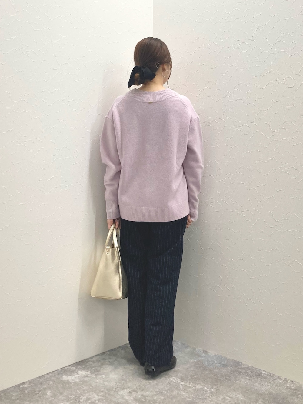 nol murakamiさんの「◇【WEB限定】カシミヤブレンドVネックプルオーバーニット（NOLLEY’S）」を使ったコーディネートの4枚目の写真