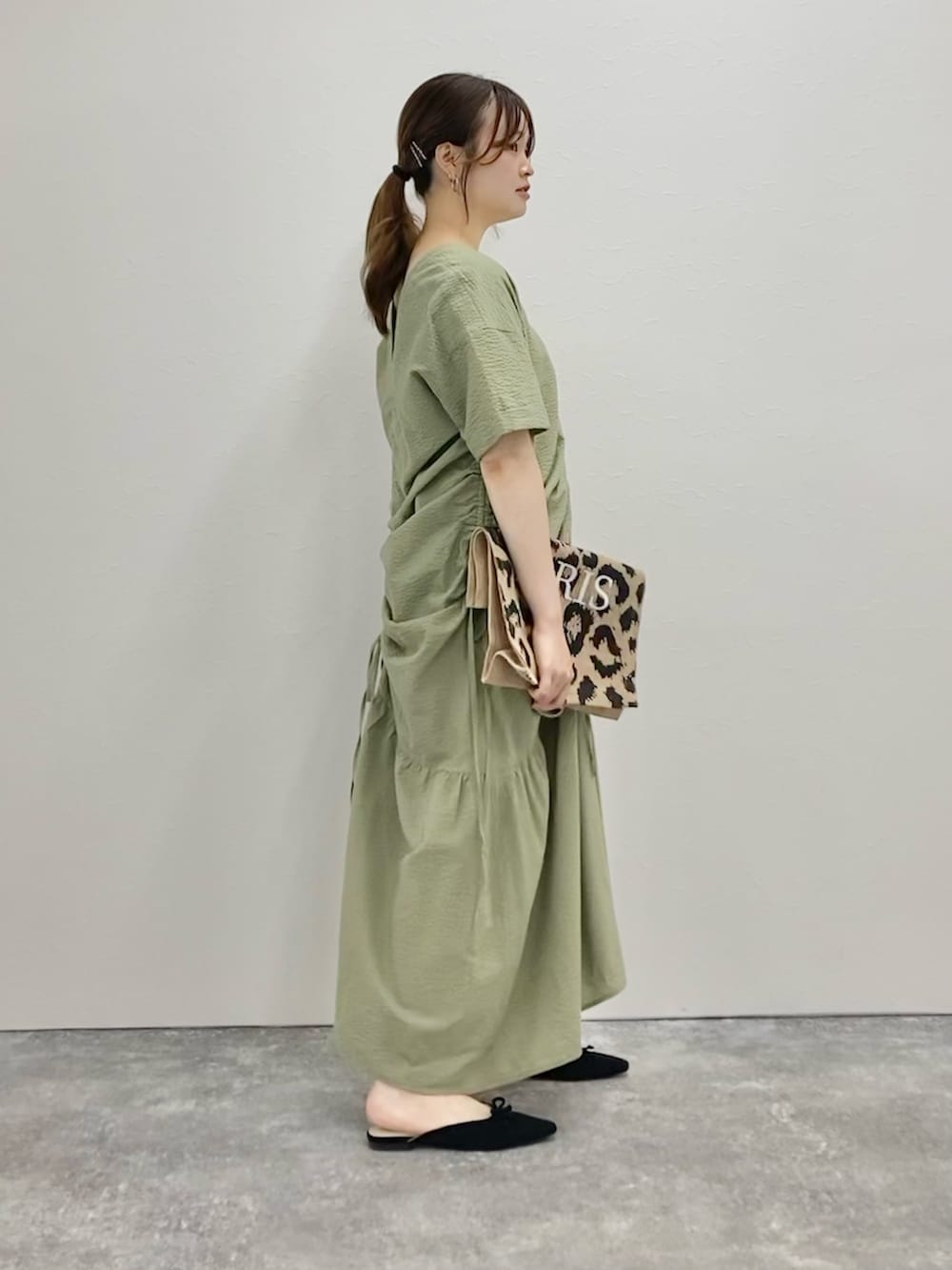 「低身長、低身長コーデ、152cm、ワンピース、ワンピーススタイル、ロングワンピース、夏コーデ、大人カジュアル、カーキ、オリーブ、ドロスト」｜「NOLLEY’Sの◇【WEB限定】ドロストギャザーワンピース（ワンピース、グリーン系）」を使った、nol murakamiさん（レディース・152cm）の夏コーディネートの4枚目の写真