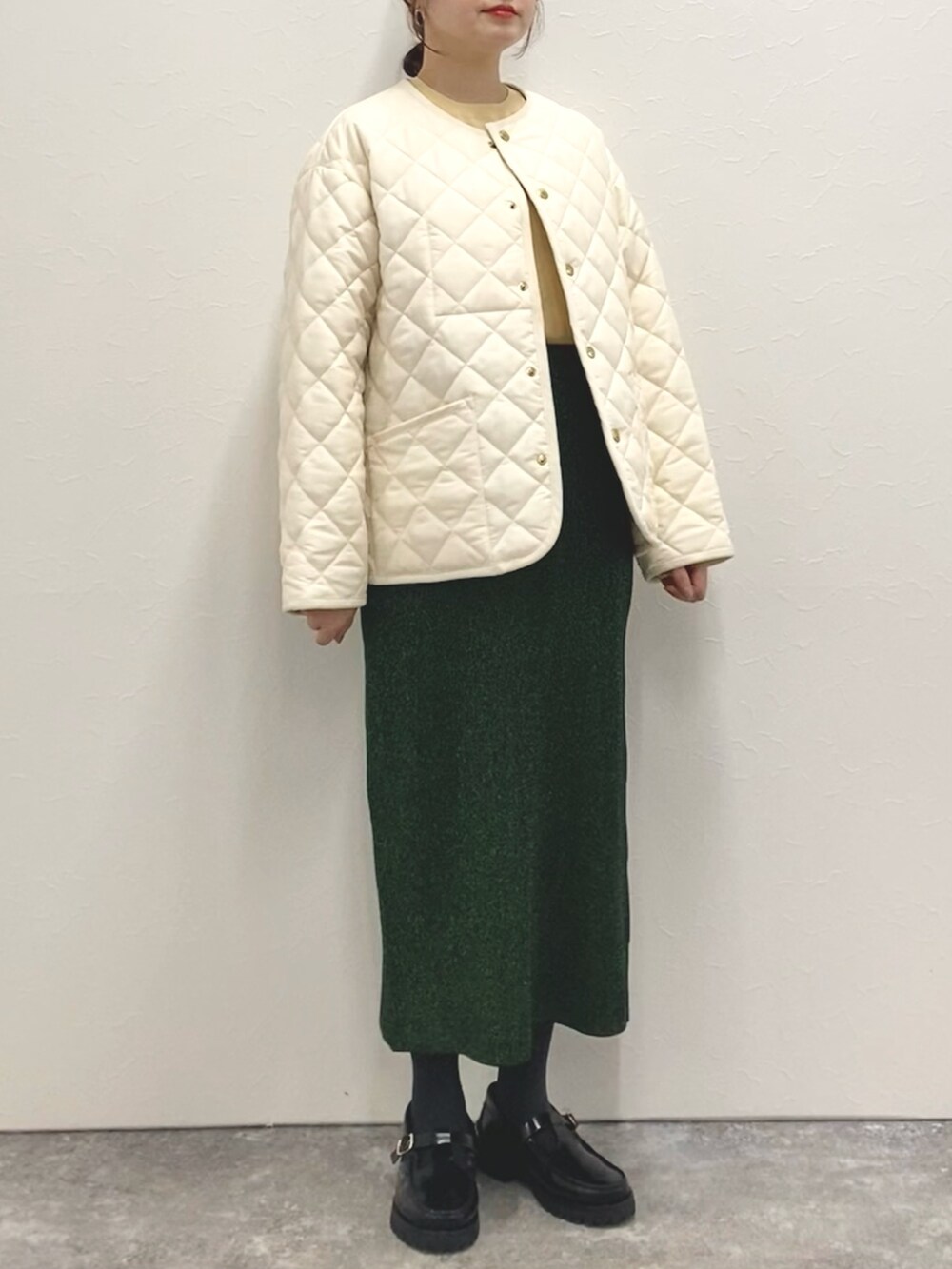「低身長、低身長コーデ、152cm、Traditional Weatherwear、トラディショナルウェザーウエア、キルティングジャケット、ノーカラージャケット、ショートアウター、タイトスカート、ニットスカート」｜「Rie Millerの《セットアップ対応》ラメ畦タイトスカート（スカート、グリーン系）」を使った、nol murakamiさん（レディース・152cm）の秋コーディネートの7枚目の写真