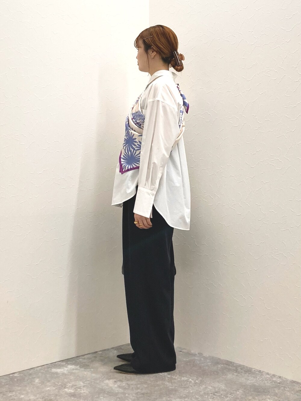「NOLLEY’Sのプリントスカーフ88(バンダナ/スカーフ、パープル系)」を使った、nol murakamiさん(レディース・152cm)の春コーディネートの2枚目の写真
