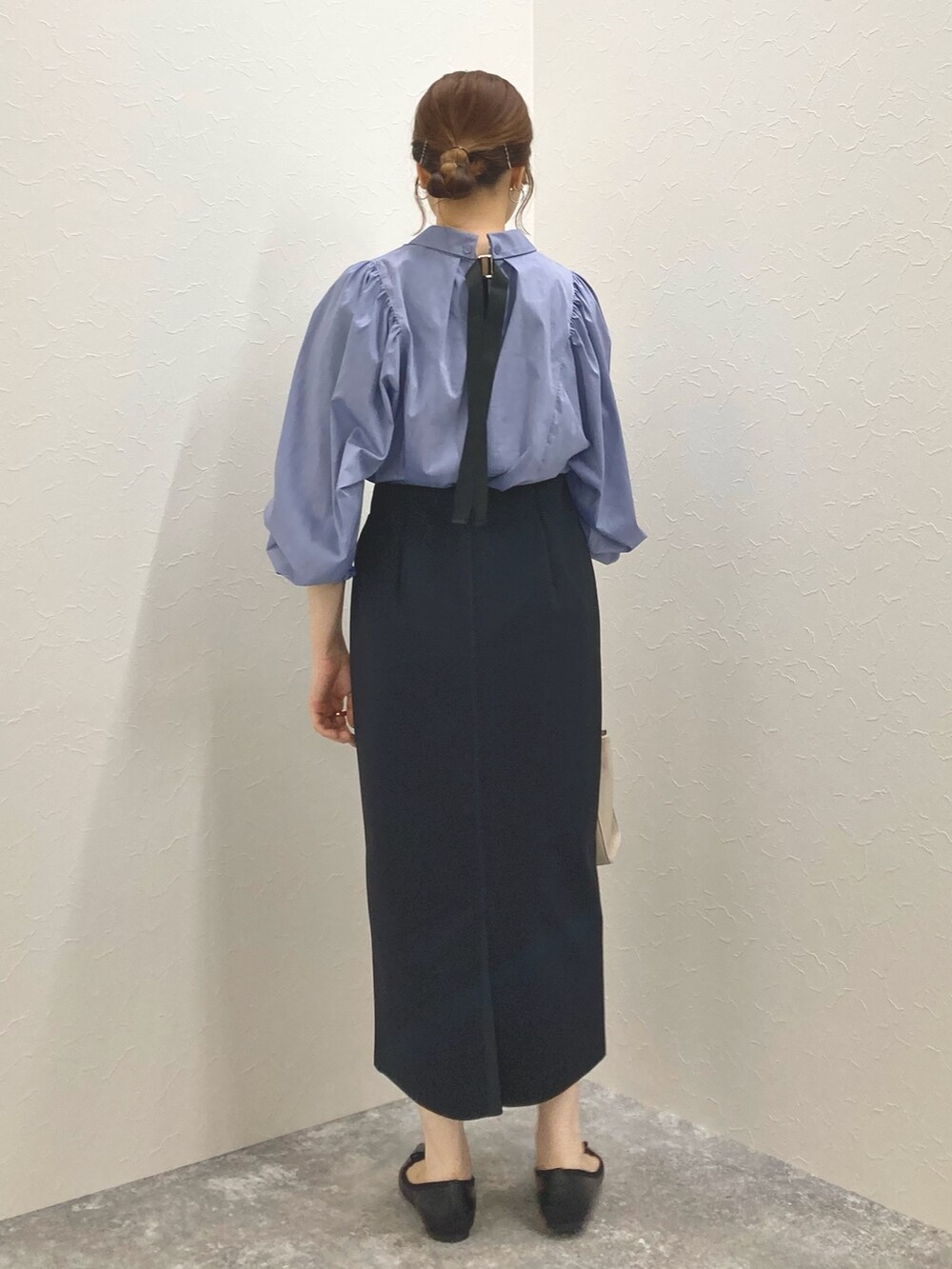 「低身長、低身長コーデ、152cm、スカートスタイル、袖ボリューム、バックリボン、タイトスカート、ハンドバッグ、フラットシューズ」｜「NOLLEY’Sのロールネックバックリボンギャザーブラウス（シャツ/ブラウス、ブルー系）」を使った、nol murakamiさん（レディース・152cm）の秋コーディネートの6枚目の写真