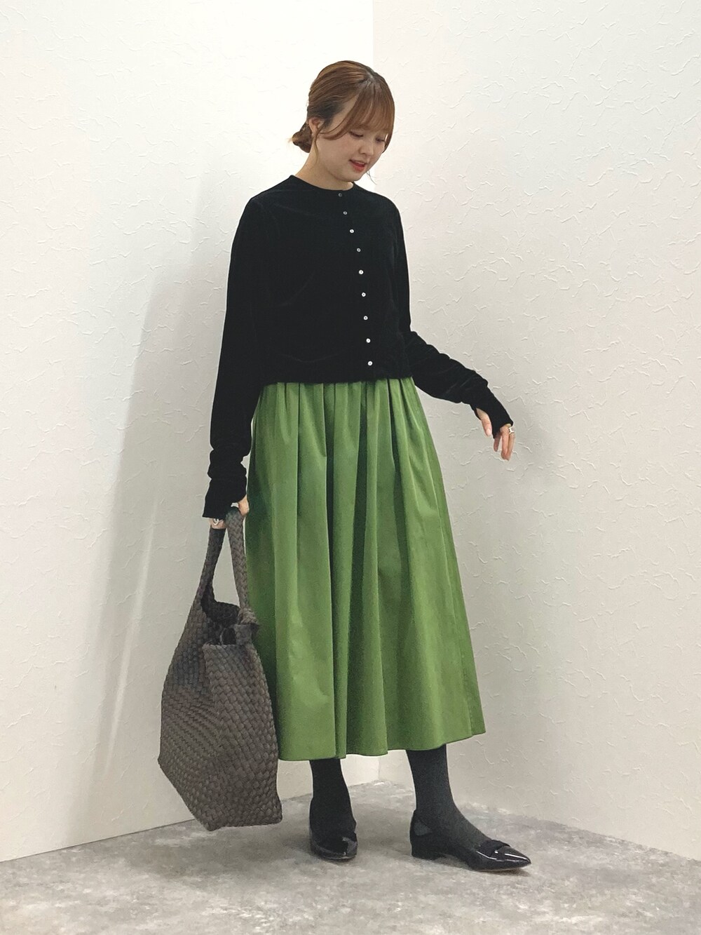 ブラック系のカーディガン/ボレロ、グリーン系のスカート、グレー系のショルダーバッグを着用したレディースの秋コーディネートの8枚目の写真