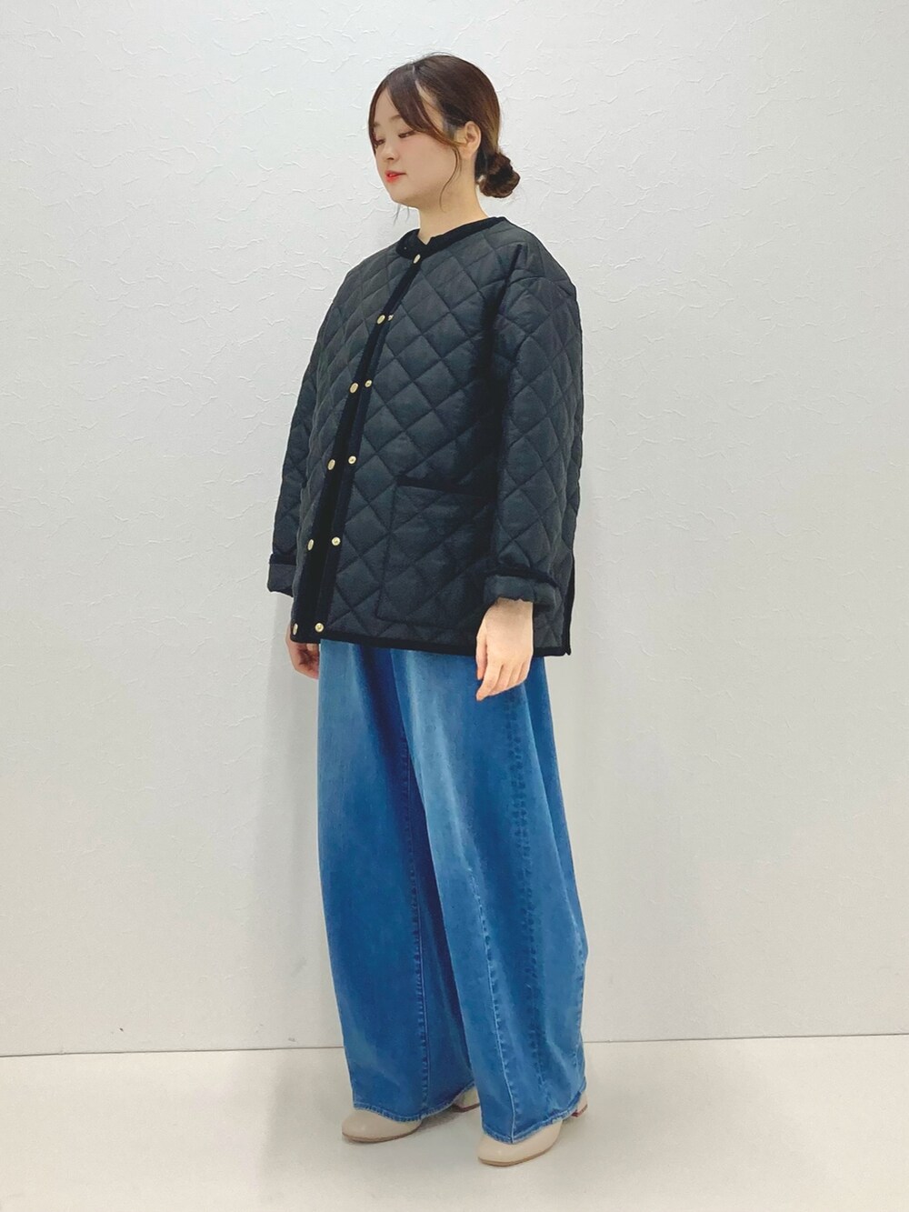 「低身長、低身長コーデ、152cm、キルティングジャケット、ショートアウター、中綿アウター、中綿ジャケット、Traditional Weatherwear、ブラック、カジュアルコーデ、フードアウター」｜「NOLLEY’Sの【TRADITIONAL WEATHERWEAR】ARKLEY MID A-LINEノーリーズ別注（ブルゾン、ブラック系）」を使った、nol murakamiさん（レディース・152cm）の夏コーディネートの6枚目の写真