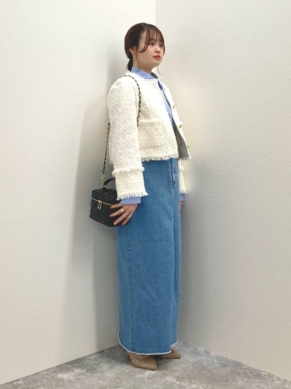 「低身長、低身長コーデ、152cm、150cm台コーデ、デニムスカート、ツイードジャケット、シャツ、スカートスタイル」｜「NOLLEY’SのBISHU JAPAN フラッグリボンツイードジャケット（ノーカラージャケット、ホワイト系）」を使った、nol murakamiさん（レディース・152cm）の冬コーディネートの4枚目の写真