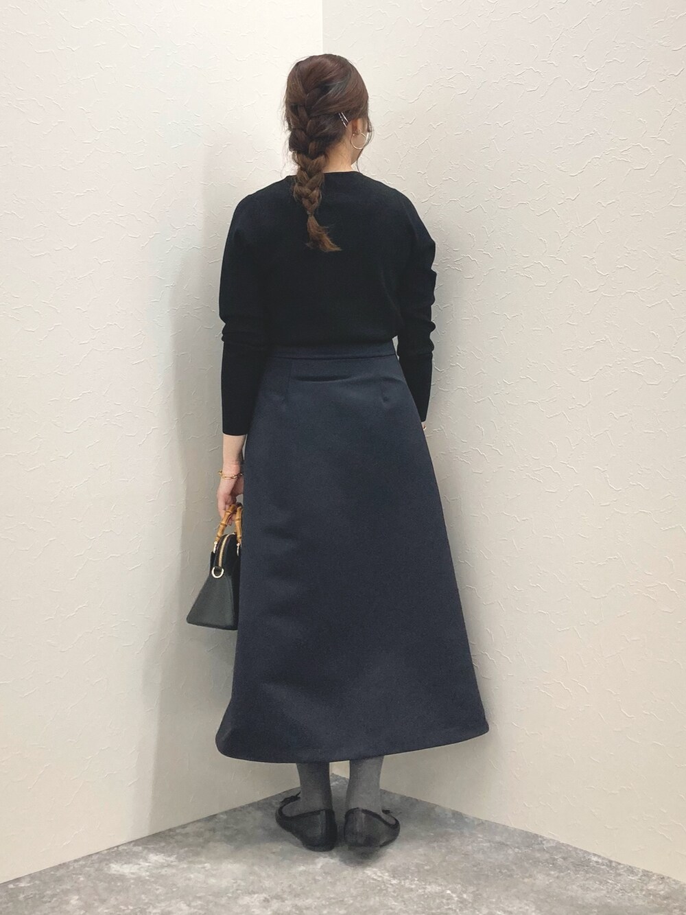 「低身長、低身長コーデ、150cm台コーデ、152cm、スカートスタイル、サテンスカート、Aラインスカート」｜「NOLLEY’Sの16Gゴム地シャイニーVネックプルオーバーニット（ニット/セーター、ブラック系）」を使った、nol murakamiさん（レディース・152cm）の冬コーディネートの3枚目の写真