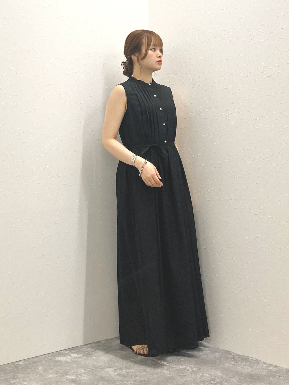 「NOLLEY’Sのウォッシャブルピンタックシャツワンピース（シャツワンピース、ブラック系）」を使った、nol murakamiさん（レディース・152cm）の夏コーディネートの5枚目の写真