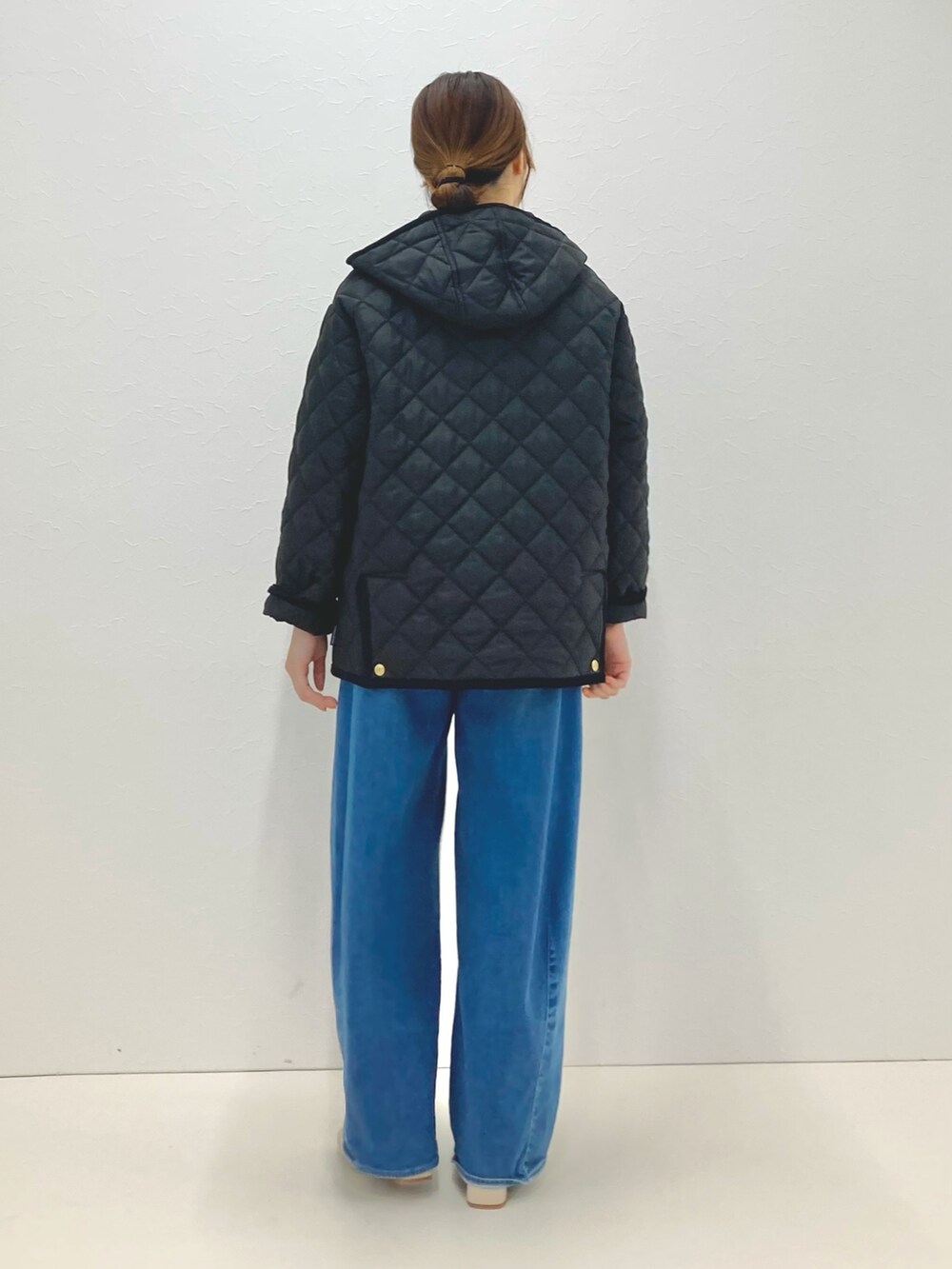 「低身長、低身長コーデ、152cm、キルティングジャケット、ショートアウター、中綿アウター、中綿ジャケット、Traditional Weatherwear、ブラック、カジュアルコーデ、フードアウター」｜「NOLLEY’Sの【TRADITIONAL WEATHERWEAR】ARKLEY MID A-LINEノーリーズ別注（ブルゾン、ブラック系）」を使った、nol murakamiさん（レディース・152cm）の夏コーディネートの3枚目の写真