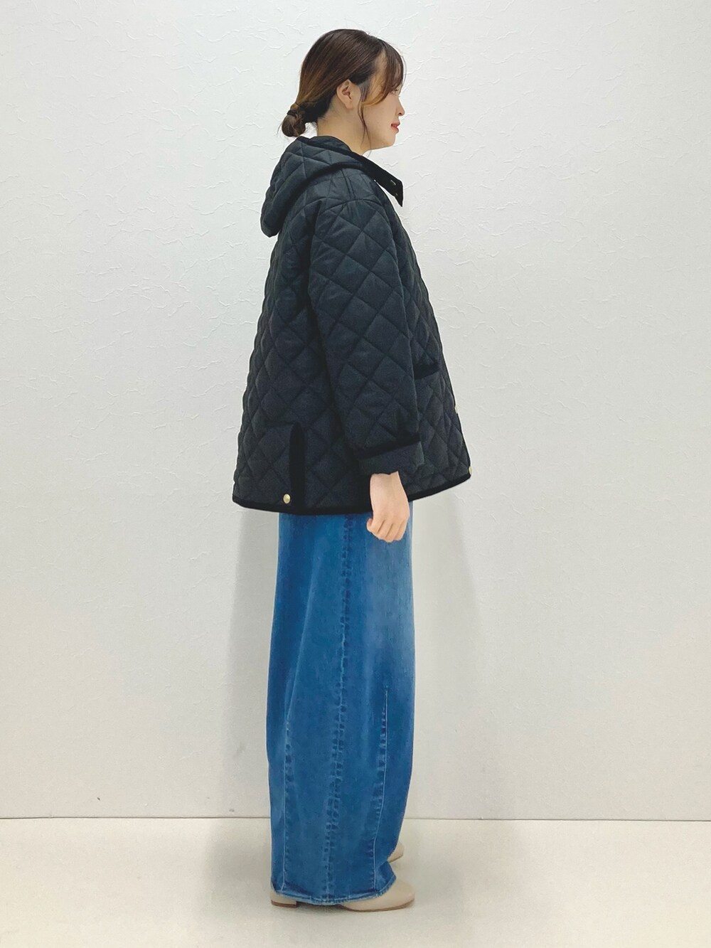 「低身長、低身長コーデ、152cm、キルティングジャケット、ショートアウター、中綿アウター、中綿ジャケット、Traditional Weatherwear、ブラック、カジュアルコーデ、フードアウター」｜「NOLLEY’Sの【TRADITIONAL WEATHERWEAR】ARKLEY MID A-LINEノーリーズ別注（ブルゾン、ブラック系）」を使った、nol murakamiさん（レディース・152cm）の夏コーディネートの4枚目の写真