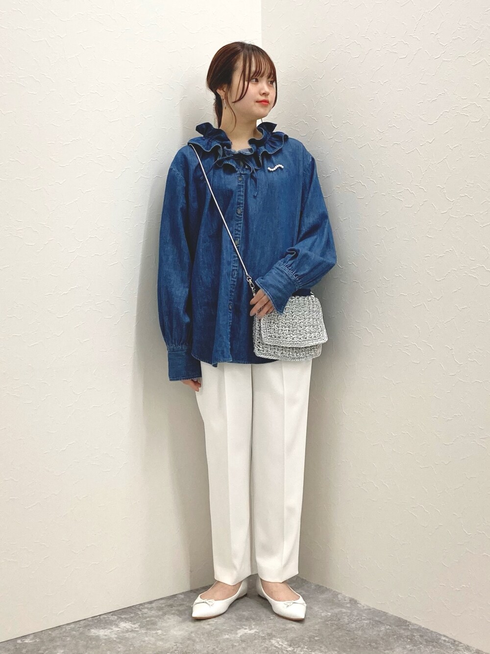 「テーパードパンツ、デニムシャツ、パンツスタイル、ポインテッドトゥ、低身長、フリルブラウス、低身長コーデ、デニムブラウス、152cm、150cm台コーデ」｜「Rie Millerのフリルギャザーデニムブラウス（シャツ/ブラウス、ブルー系）」を使った、nol murakamiさん（レディース・152cm）の冬コーディネートの8枚目の写真