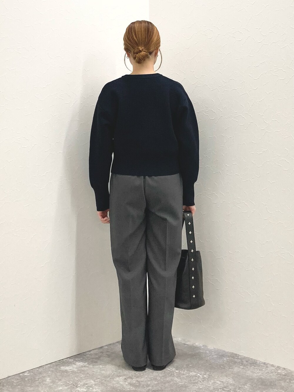 ブラック系のショルダーバッグ、ブラック系のパンプス、ブルー系のカーディガン/ボレロを着用したレディースの秋コーディネートの5枚目の写真