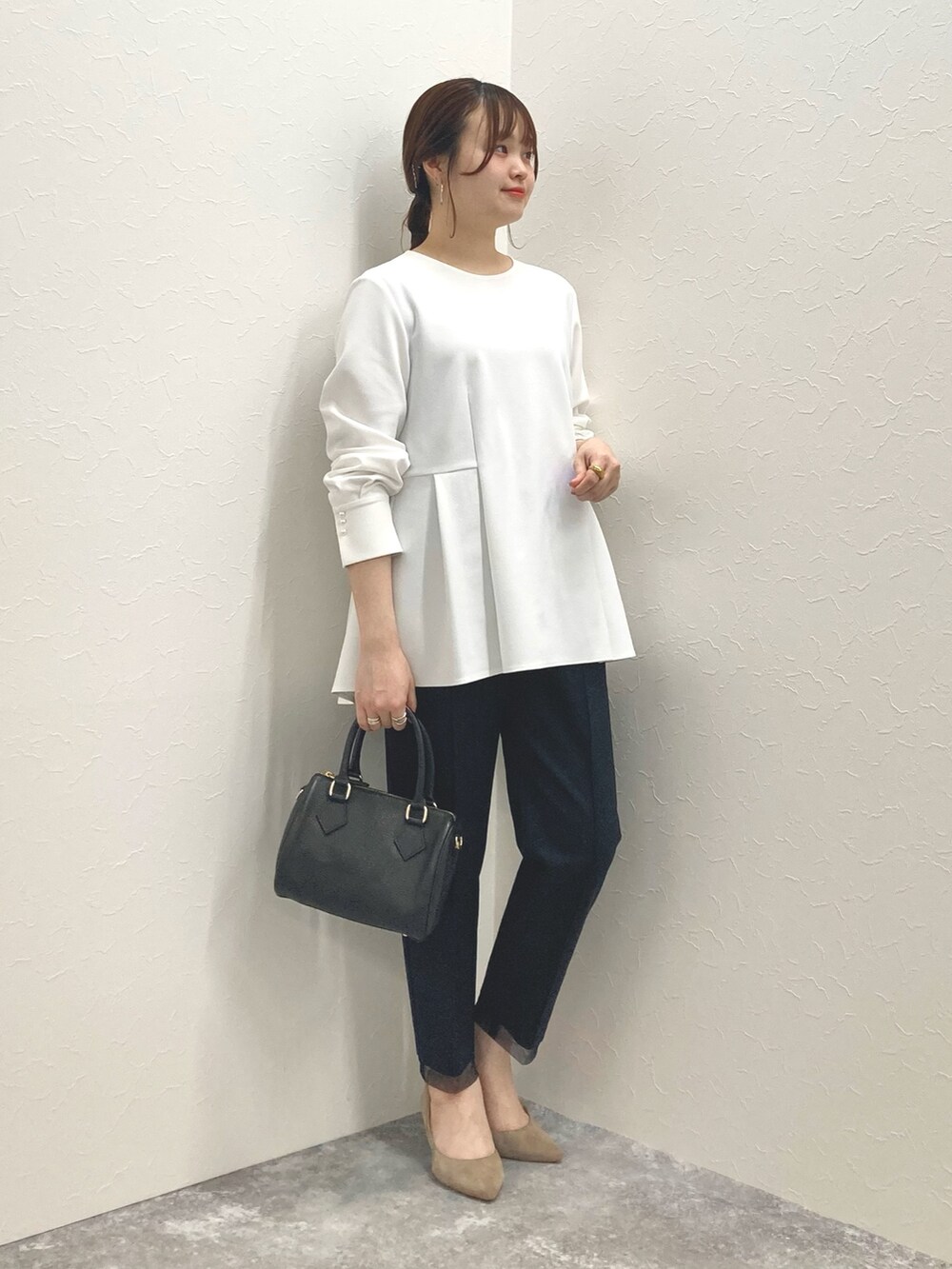 ホワイト系のシャツ/ブラウス、ブルー系のその他パンツ、ブラック系のショルダーバッグを着用したレディースの冬コーディネートの5枚目の写真