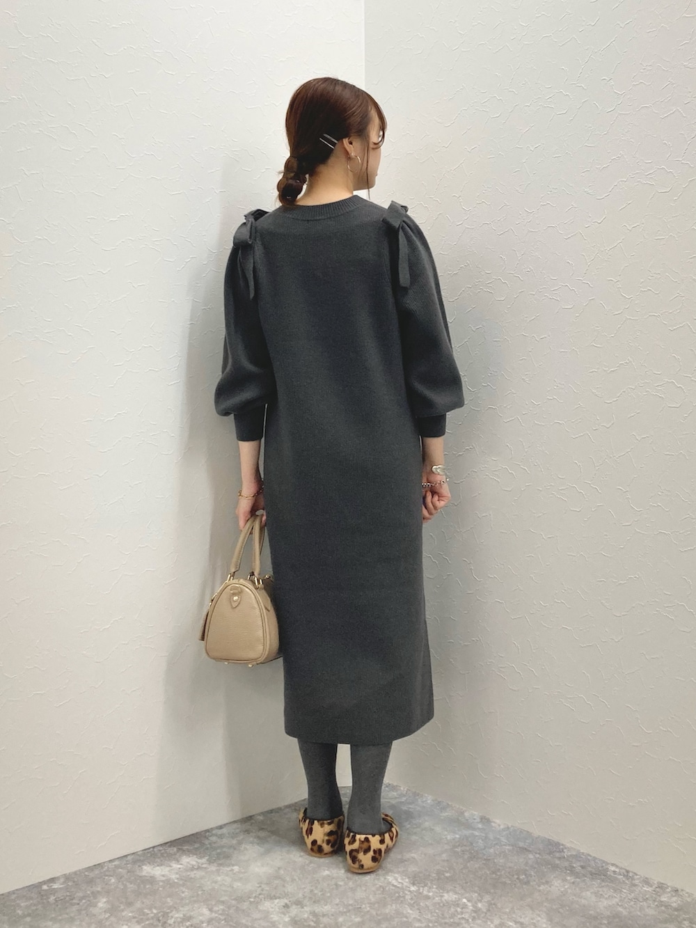 「リボン、フラットシューズ、ニットワンピース、ミニボストン、低身長、ワンピーススタイル、低身長コーデ、ひざ下丈、グレーワンピース、152cm」｜「NOLLEY’Sの《手洗い可能》MUSICパフスリーブニットワンピース（ワンピース、グレー系）」を使った、nol murakamiさん（レディース・152cm）の秋コーディネートの3枚目の写真
