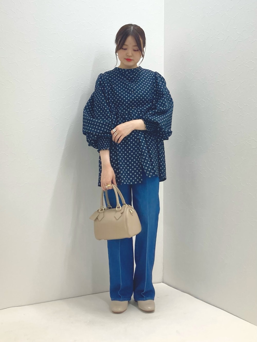 「低身長、低身長コーデ、152cm、ドット、デニムパンツ、センタープレスパンツ、シャーリング、前後2way、ボストンバッグ、ブーツ、パンツスタイル」｜「AULENTTIの【AULENTTI/ オーレンティ】ミニボストンバッグ（ショルダーバッグ、ベージュ系）」を使った、nol murakamiさん（レディース・152cm）の夏コーディネートの6枚目の写真